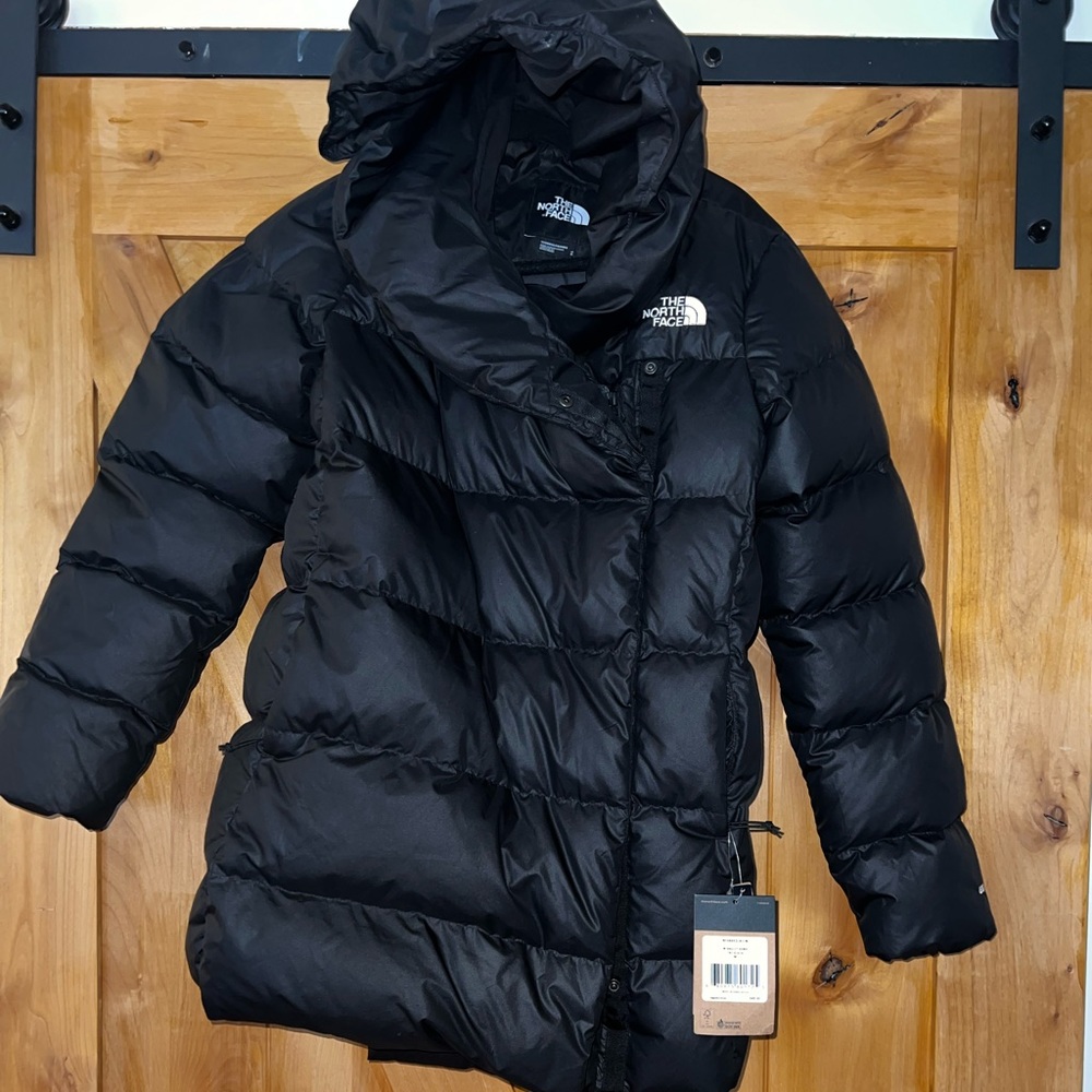 Black North Face Puffer for women, goose down, waterproof fabric.